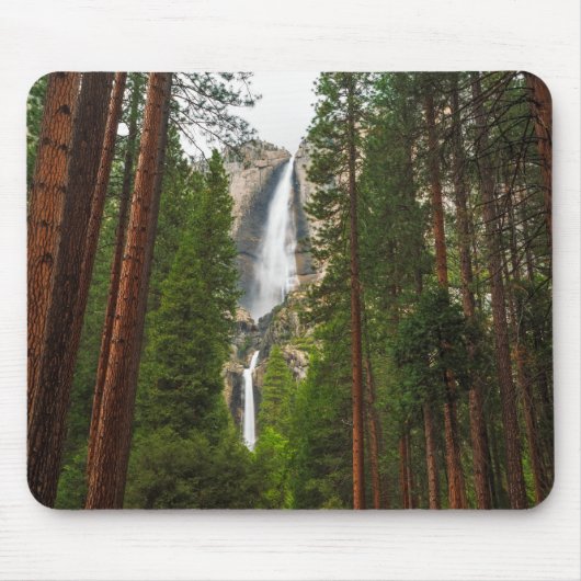 Yosemite Falls door het bos Muismat (Voorkant)