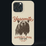 Yosemite Grizzly Beer, Californië Case-Mate iPhone Case<br><div class="desc">Klaar om uw volgende buitenavontuur aan te vatten? Dit Yosemite National Park T-shirt is een perfecte keuze. Met een doorgewinterd zwart beer en schilderachtig boslandschap zal dit shirt je inspireren om natuur te verkennen en te omarmen. Laat je innerlijke ontdekkingsreiziger los en laat deze kans niet voorbijgaan om de wildernis...</div>