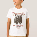 Yosemite Grizzly Beer, Californië T-shirt<br><div class="desc">Klaar om uw volgende buitenavontuur aan te vatten? Dit Yosemite National Park T-shirt is een perfecte keuze. Met een doorgewinterd zwart beer en schilderachtig boslandschap zal dit shirt je inspireren om natuur te verkennen en te omarmen. Laat je innerlijke ontdekkingsreiziger los en laat deze kans niet voorbijgaan om de wildernis...</div>