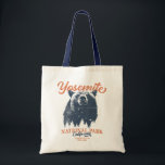 Yosemite Grizzly Beer, Californië Tote Bag<br><div class="desc">Klaar om uw volgende buitenavontuur aan te vatten? Dit Yosemite National Park T-shirt is een perfecte keuze. Met een doorgewinterd zwart beer en schilderachtig boslandschap zal dit shirt je inspireren om natuur te verkennen en te omarmen. Laat je innerlijke ontdekkingsreiziger los en laat deze kans niet voorbijgaan om de wildernis...</div>