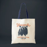 Yosemite Grizzly Beer, Californië Tote Bag<br><div class="desc">Klaar om uw volgende buitenavontuur aan te vatten? Dit Yosemite National Park T-shirt is een perfecte keuze. Met een doorgewinterd zwart beer en schilderachtig boslandschap zal dit shirt je inspireren om natuur te verkennen en te omarmen. Laat je innerlijke ontdekkingsreiziger los en laat deze kans niet voorbijgaan om de wildernis...</div>