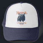 Yosemite Grizzly Beer, Californië Trucker Pet<br><div class="desc">Klaar om uw volgende buitenavontuur aan te vatten? Dit Yosemite National Park T-shirt is een perfecte keuze. Met een doorgewinterd zwart beer en schilderachtig boslandschap zal dit shirt je inspireren om natuur te verkennen en te omarmen. Laat je innerlijke ontdekkingsreiziger los en laat deze kans niet voorbijgaan om de wildernis...</div>