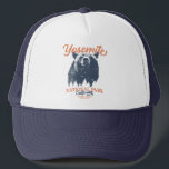 Yosemite Grizzly Beer, Californië Trucker Pet<br><div class="desc">Klaar om uw volgende buitenavontuur aan te vatten? Dit Yosemite National Park T-shirt is een perfecte keuze. Met een doorgewinterd zwart beer en schilderachtig boslandschap zal dit shirt je inspireren om natuur te verkennen en te omarmen. Laat je innerlijke ontdekkingsreiziger los en laat deze kans niet voorbijgaan om de wildernis...</div>