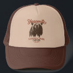 Yosemite Grizzly Beer, Californië Trucker Pet<br><div class="desc">Klaar om uw volgende buitenavontuur aan te vatten? Dit Yosemite National Park T-shirt is een perfecte keuze. Met een doorgewinterd zwart beer en schilderachtig boslandschap zal dit shirt je inspireren om natuur te verkennen en te omarmen. Laat je innerlijke ontdekkingsreiziger los en laat deze kans niet voorbijgaan om de wildernis...</div>
