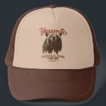 Yosemite Grizzly Beer, Californië Trucker Pet<br><div class="desc">Klaar om uw volgende buitenavontuur aan te vatten? Dit Yosemite National Park T-shirt is een perfecte keuze. Met een doorgewinterd zwart beer en schilderachtig boslandschap zal dit shirt je inspireren om natuur te verkennen en te omarmen. Laat je innerlijke ontdekkingsreiziger los en laat deze kans niet voorbijgaan om de wildernis...</div>