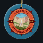Yosemite National Park Retro Compass Embleem Keramisch Ornament<br><div class="desc">Ontwerp van uw vectorillustraties. Het park is beroemd om zijn reusachtige,  eeuwenoude aardbevingen,  en voor het Uitzicht van de Tunnel,  het iconische vista van het tornen van de Herfst van Bridalveil en de graniet-kliffen van El Capitan en Half Dome.</div>