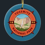 Yosemite National Park Retro Compass Embleem Keramisch Ornament<br><div class="desc">Ontwerp van uw vectorillustraties. Het park is beroemd om zijn reusachtige,  eeuwenoude aardbevingen,  en voor het Uitzicht van de Tunnel,  het iconische vista van het tornen van de Herfst van Bridalveil en de graniet-kliffen van El Capitan en Half Dome.</div>