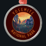 Yosemite Sunset National Park Retro in nood Metalen Ornament<br><div class="desc">Ontwerp van uw vectorillustraties. Het park is beroemd om zijn reusachtige,  eeuwenoude aardbevingen,  en voor het Uitzicht van de Tunnel,  het iconische vista van het tornen van de Herfst van Bridalveil en de graniet-kliffen van El Capitan en Half Dome.</div>