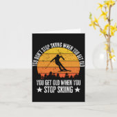 You Dont Stop Skiing When You Get Old Funny Skier  Kaart (Gele Bloem)