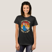 You Look Like I Need A Beer  Saying Fun Drinking T-shirt (Voorkant volledig)