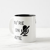 You’re on mute” Daily Zoom Reminder Mug Tweekleurige Koffiemok (Voorkant links)
