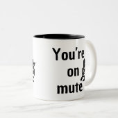 You’re on mute” Virtual Happy Hour Mug Tweekleurige Koffiemok (Voorkant rechts)