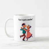 Young-at-heart ouderen dansen koffiemok (Links)