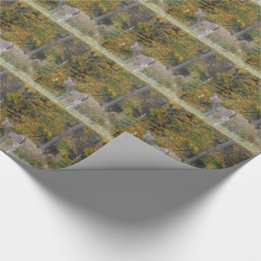 Young Bambi Deer met herfst bomen. Cadeaupapier (Hoek)