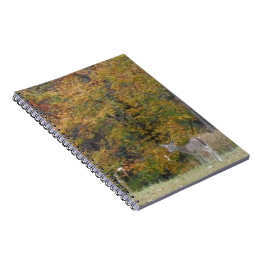 Young Bambi Deer met herfst bomen. Notitieboek (Rechterzijde)