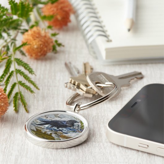 Young Black Raven Reflecteerde in Pool Sleutelhanger (Zijkant)