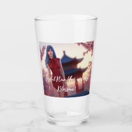 Young Cheongsam Beauty poseert voor Chinees Nieuwj Glas