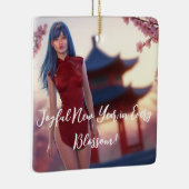 Young Cheongsam Beauty poseert voor Chinees Nieuwj Keramisch Ornament (Rechts)