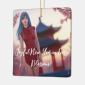Young Cheongsam Beauty poseert voor Chinees Nieuwj Keramisch Ornament (Links)