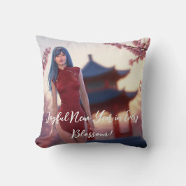 Young Cheongsam Beauty poseert voor Chinees Nieuwj Kussen