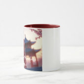 Young Cheongsam Beauty poseert voor Chinees Nieuwj Mok (Midden)