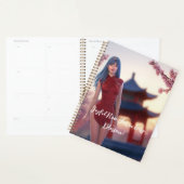 Young Cheongsam Beauty poseert voor Chinees Nieuwj Planner (Display)