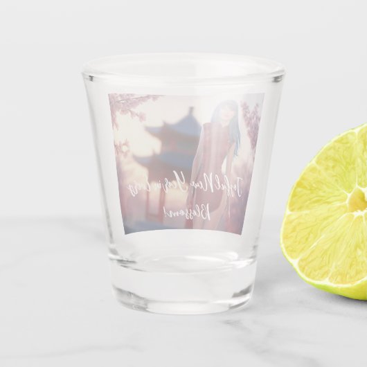 Young Cheongsam Beauty poseert voor Chinees Nieuwj Shot Glas (Achterkant)