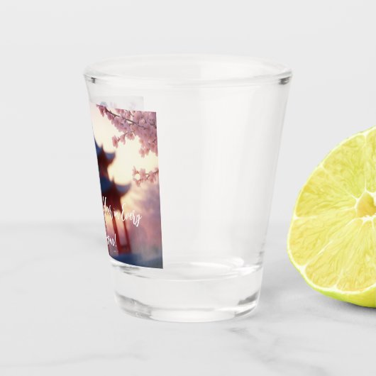 Young Cheongsam Beauty poseert voor Chinees Nieuwj Shot Glas (Rechts)