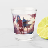 Young Cheongsam Beauty poseert voor Chinees Nieuwj Shot Glas (Voorkant)