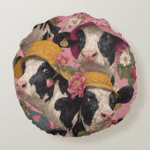 Young Cows Wearing Spring Hats In Strawberry Field Rond Kussen (Achterkant)