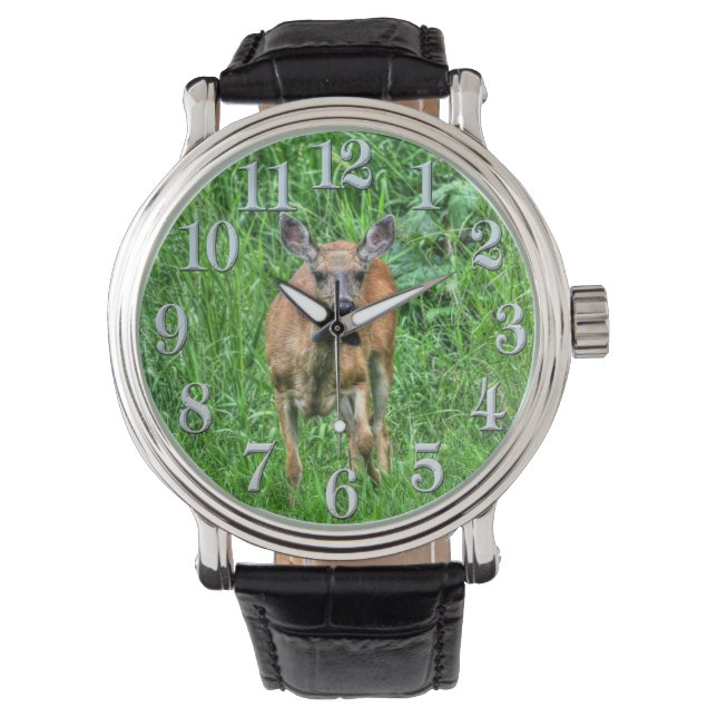 Young Deer Doe en Green Grasses Wildlife watch Horloge (Voorkant)