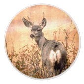 Young Deer in Wildbloemen met Grungy Texture Art Keramische Knop (Voorkant)