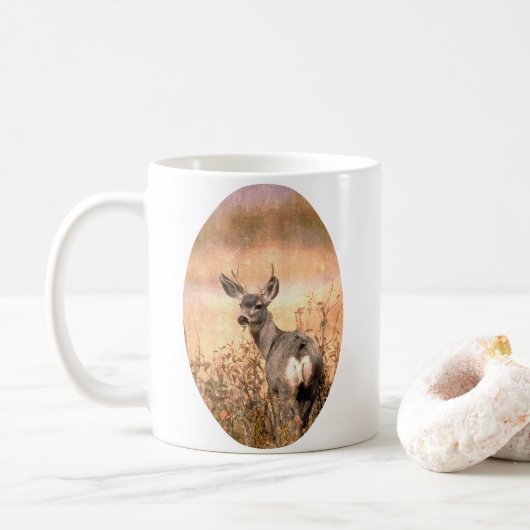 Young Deer in Wildbloemen met Grungy Texture Art Koffiemok (Met donut)