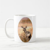 Young Deer in Wildbloemen met Grungy Texture Art Koffiemok (Links)