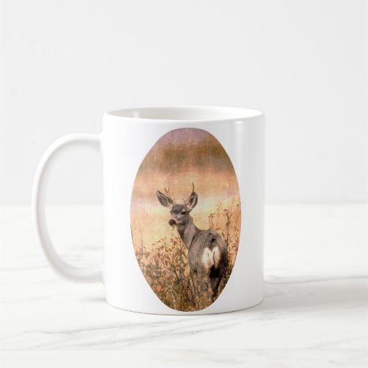 Young Deer in Wildbloemen met Grungy Texture Art Koffiemok (Links)