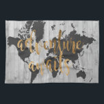 Young Explorer VI Theedoek<br><div class="desc">Een schattig ontwerp met een gol den text frase en een zwarte kaart van de wereld over een grijze plank achtergrond. Artiest: Studio W</div>