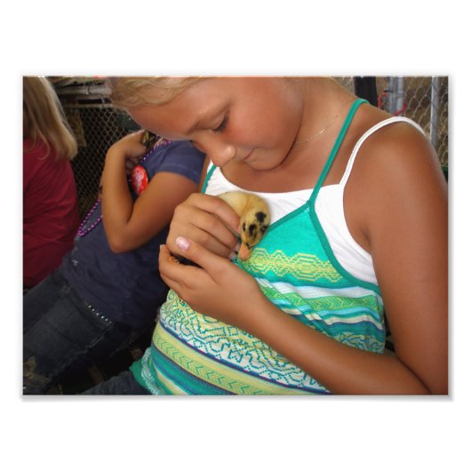 Young Girl Holding Baby Duck Foto Afdruk (Voorkant)