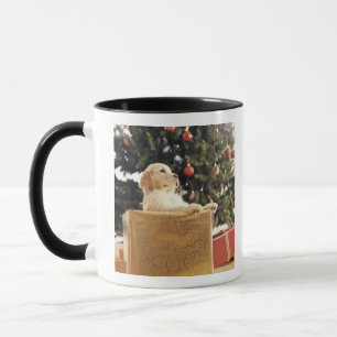 Young Labrador Leaning op een kerstcadeautje Mok