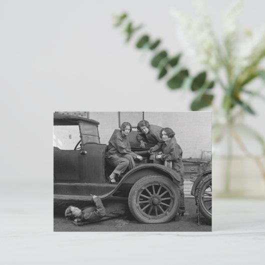 Young Lady Auto Mechanics, 1927 Briefkaart (Staand voorkant)
