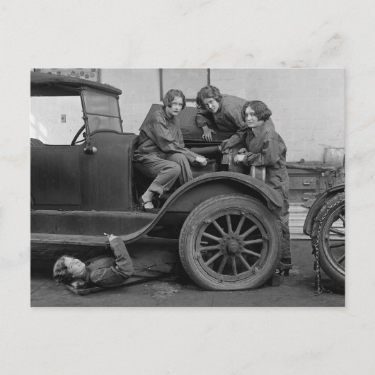 Young Lady Auto Mechanics, 1927 Briefkaart (Voorkant)