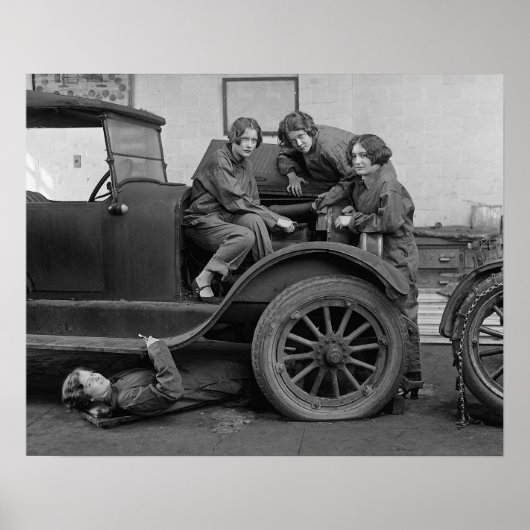 Young Lady Auto Mechanics, 1927.  foto Poster (Voorkant)