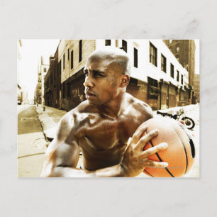 Young man dat basketbal houdt briefkaart