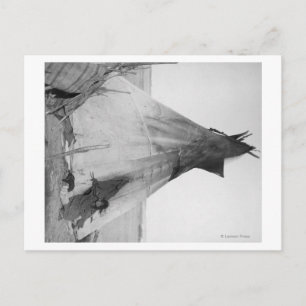 Young Oglala Indian Girl met Puppy buiten Tipi Briefkaart