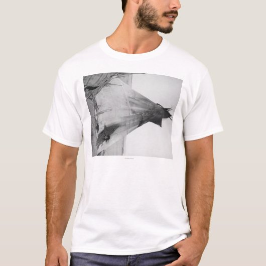 Young Oglala Indian Girl met Puppy buiten Tipi T-shirt (Voorkant)