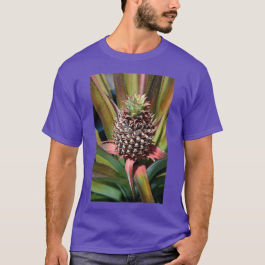 Young pineapple growing under the tropical sun t-shirt (Voorkant)