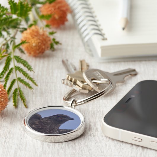 Young Raven on Quesnel Bridge w Sky Sleutelhanger (Zijkant)
