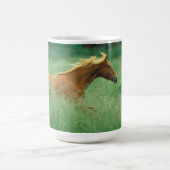 Young Stallion loopt door Meadow Koffiemok (Center)