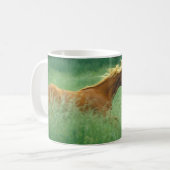 Young Stallion loopt door Meadow Koffiemok (Voorkant links)