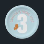 Young Wild and Three Birthday Papieren Bordje<br><div class="desc">Dit schattige party bord heeft een polka dot-patroon van met de hand geïllustreerde lieveheersbeestjes om natuur geïnspireerde charme toe te voegen aan een verjaardagsfeestje met een natuur thema,  baby shower of buitenviering.</div>