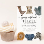 Young Wild and Three Safari Birthday Party Invitat Kaart<br><div class="desc">Met thema safari's van de stomme en leuke kinderen op de derde verjaardag van de feestdag,  met illustratie van safari's van giraf,  sneeuwluipaard,  rhino,  leeuw,  olifant en zebra. In de tekst staat "jong,  wild en drie". Ideaal voor een verjaardagsfeestje.</div>